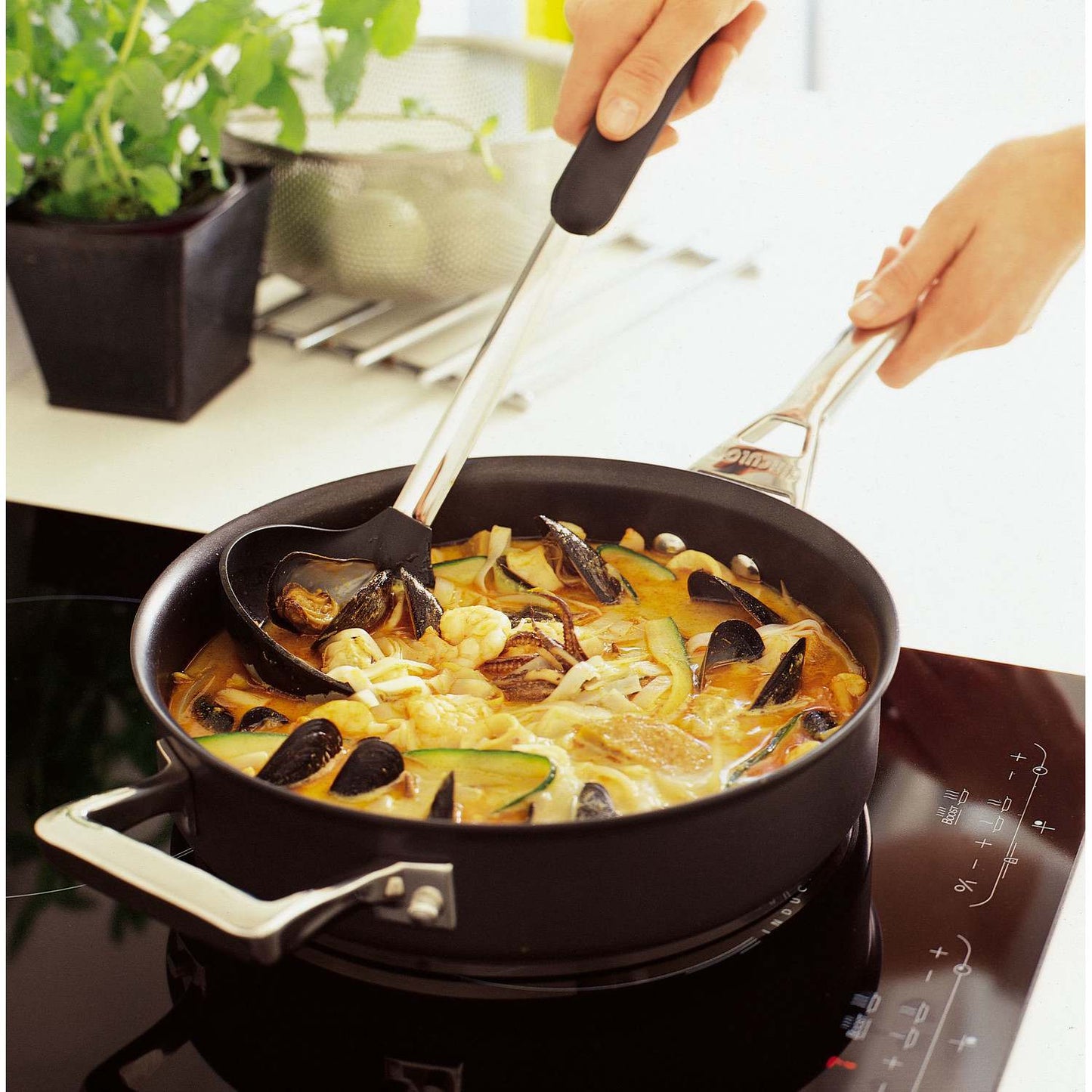 Professional Circulon Infinite 26cm Non-Stick Chef Pan with Stainless Steel Lid - Induction Compatible and Oven Safe